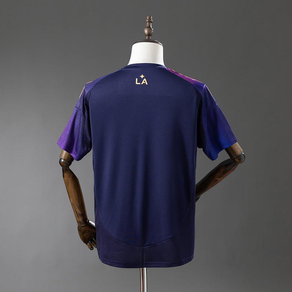 Camiseta Galaxy Los Angeles 25/26 visitante en blanco con detalles dorados y escudo bordado. Parte trasera