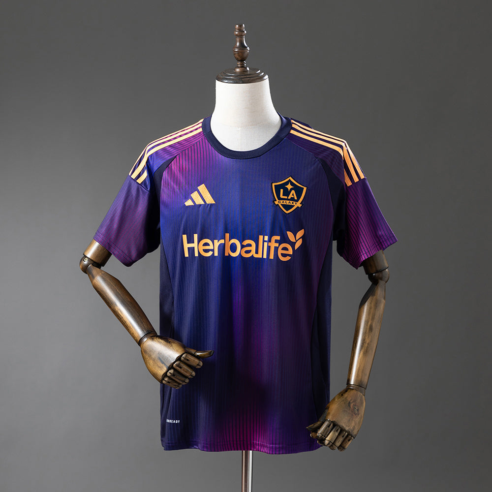 Camiseta Galaxy Los Angeles 25/26 visitante en blanco con detalles dorados y escudo bordado.