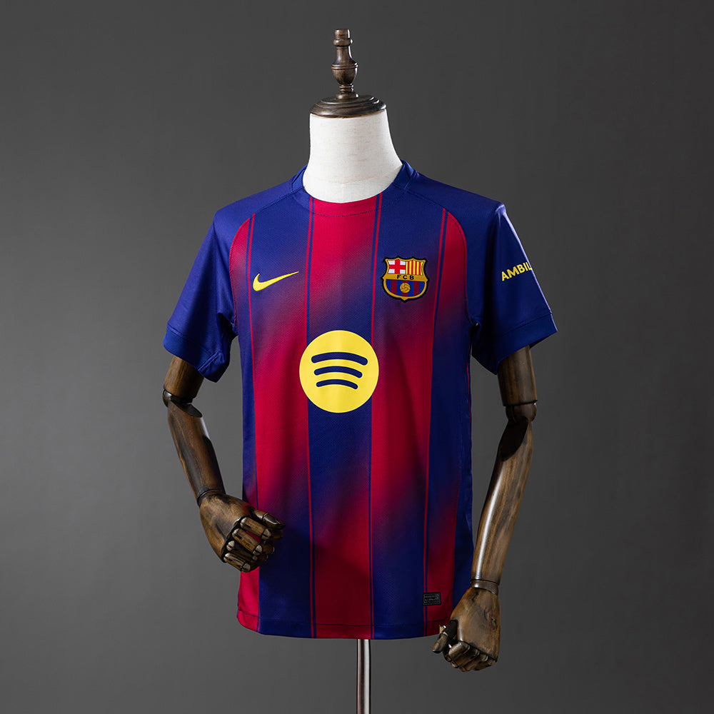 Camiseta FC Barcelona color rojo y azul. Vistra frontal.