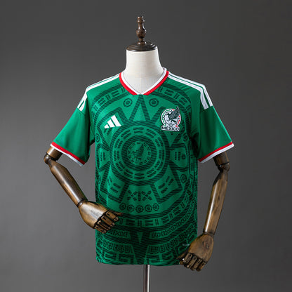 Camiseta México 2026 local en guinda con detalles blancos y escudo bordado.
