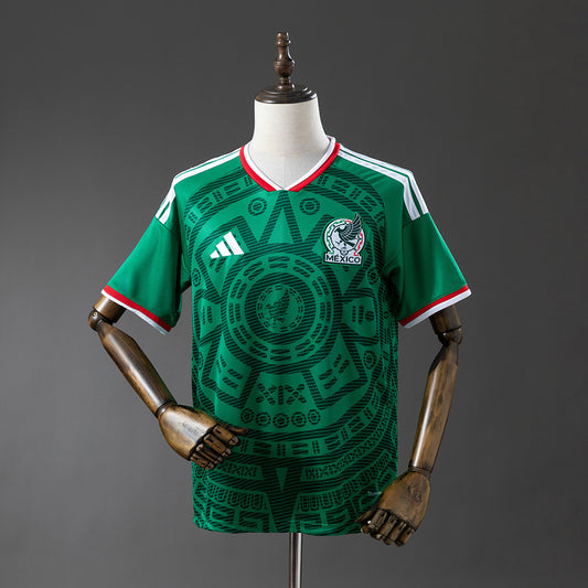 Camiseta México 2026 local en guinda con detalles blancos y escudo bordado.