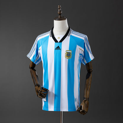 Camiseta Argentina 1998 retro local en celeste y blanco con cuello polo y escudo bordado.