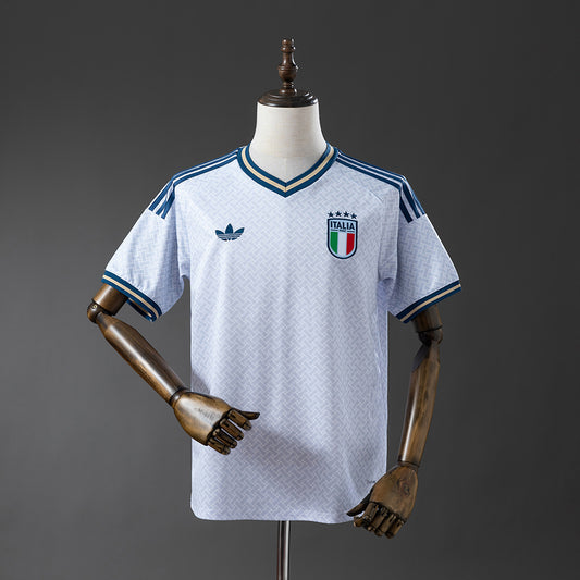 Camiseta Italia 2026 Visitante. Vista frontal en color blanco.