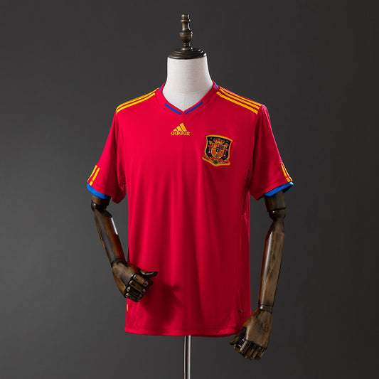 Camiseta España 2010 retro local en rojo con detalles amarillos y escudo con estrella.