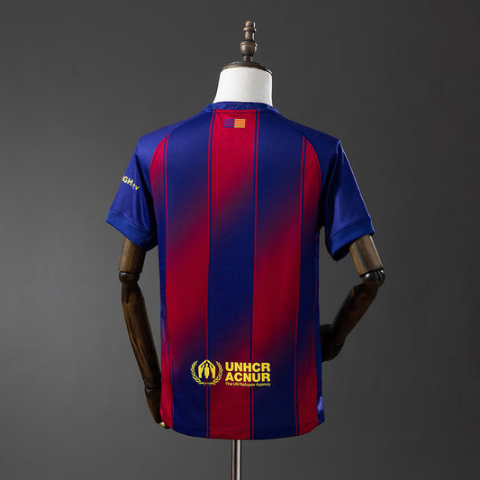 Camiseta FC Barcelona color rojo y azul. Vistra trasera.