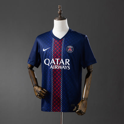 Camiseta PSG 25/26 Local. Vista frontal en azul marino.