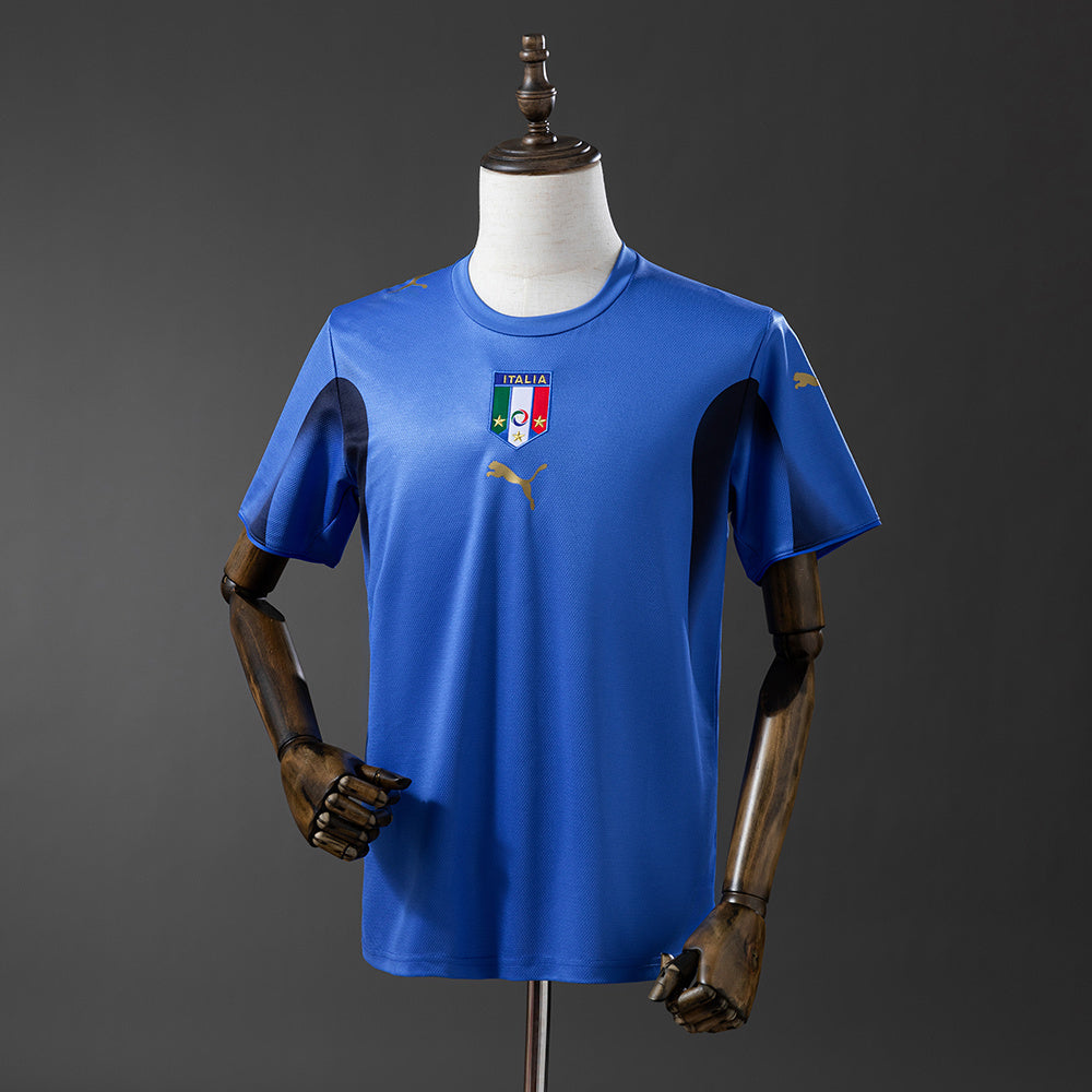 Camiseta Italia 2006 retro local en azul con detalles dorados y escudo con cuatro estrellas.