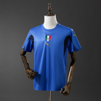 Camiseta Italia 2006 retro local en azul con detalles dorados y escudo con cuatro estrellas.