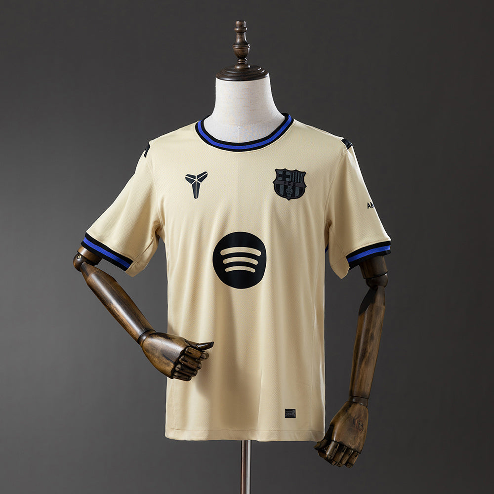 Camiseta FC Barcelona visitante color crema. Vistra frontal.
