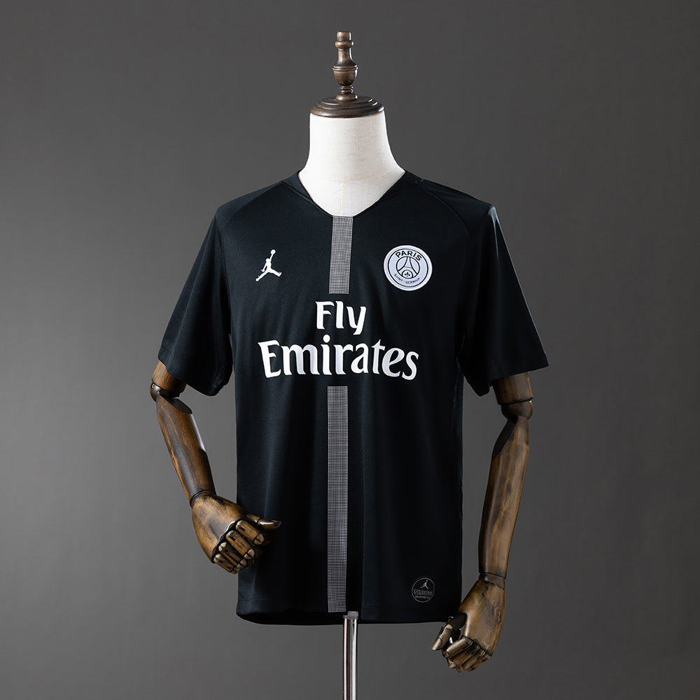 Camiseta PSG 17/18 visitante retro en negro con detalles blancos y escudo bordado.