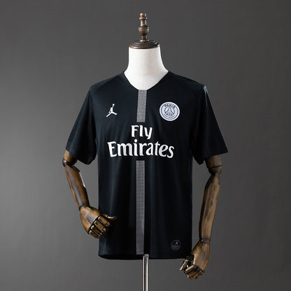 Camiseta PSG 17/18 visitante retro en negro con detalles blancos y escudo bordado.