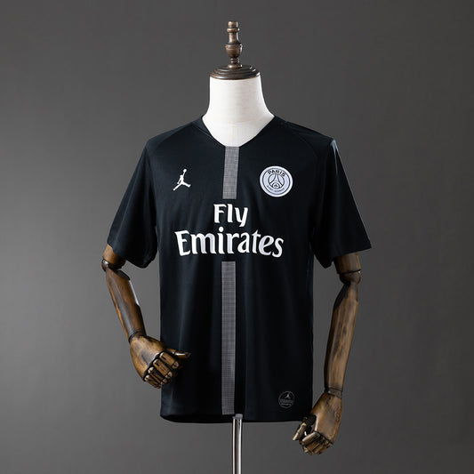 Camiseta PSG 17/18 visitante retro en negro con detalles blancos y escudo bordado.