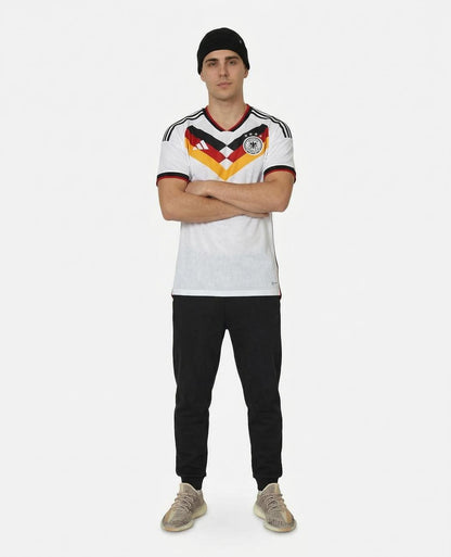 Modelo con camiseta Alemania 2026 detalle completo.