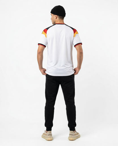 Modelo con camiseta Alemania 2026 vision trasera. Detalle completo.