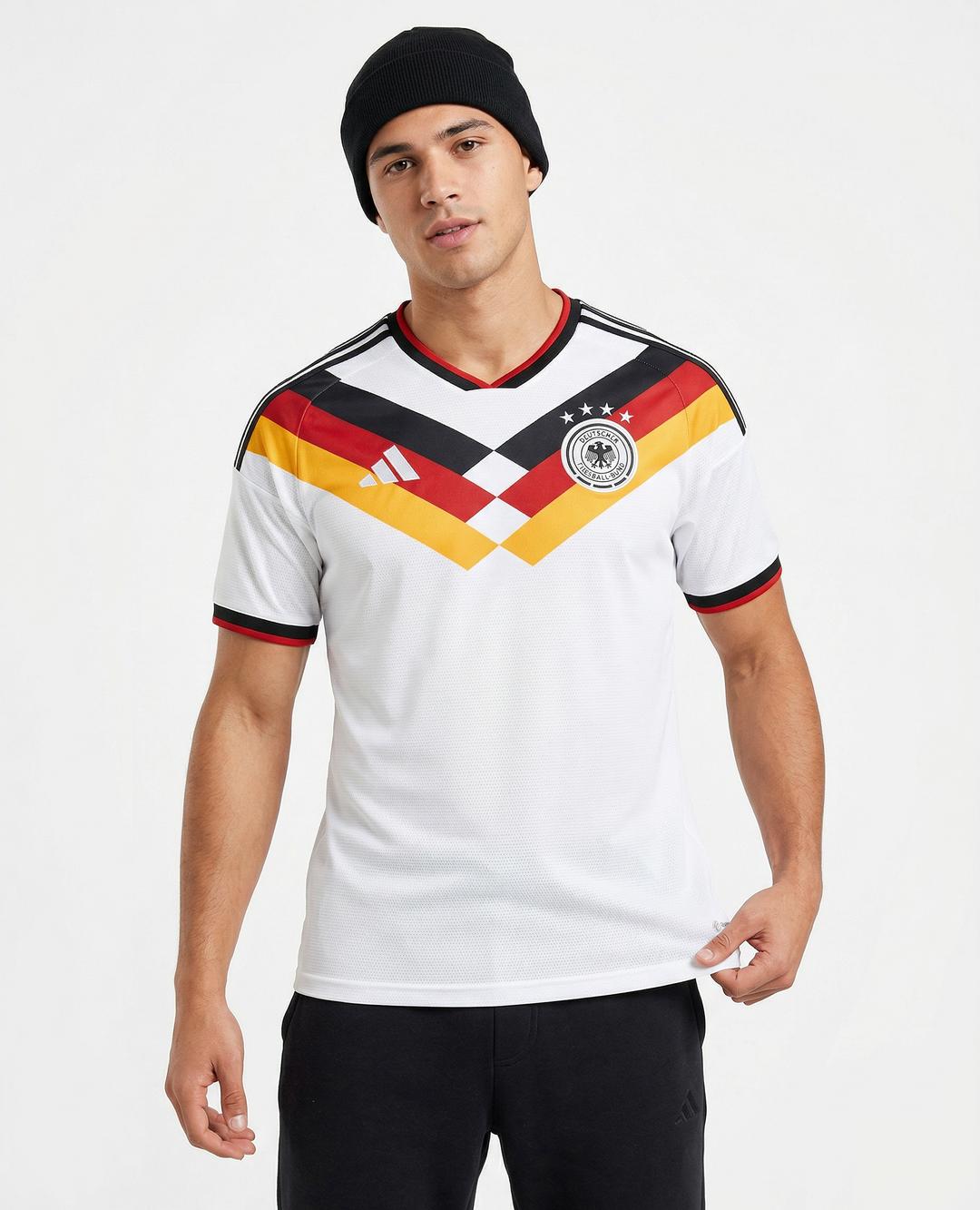 Modelo con camiseta Alemania 2026. Detalle completo.