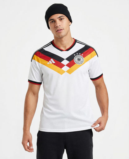Modelo con camiseta Alemania 2026. Detalle completo.