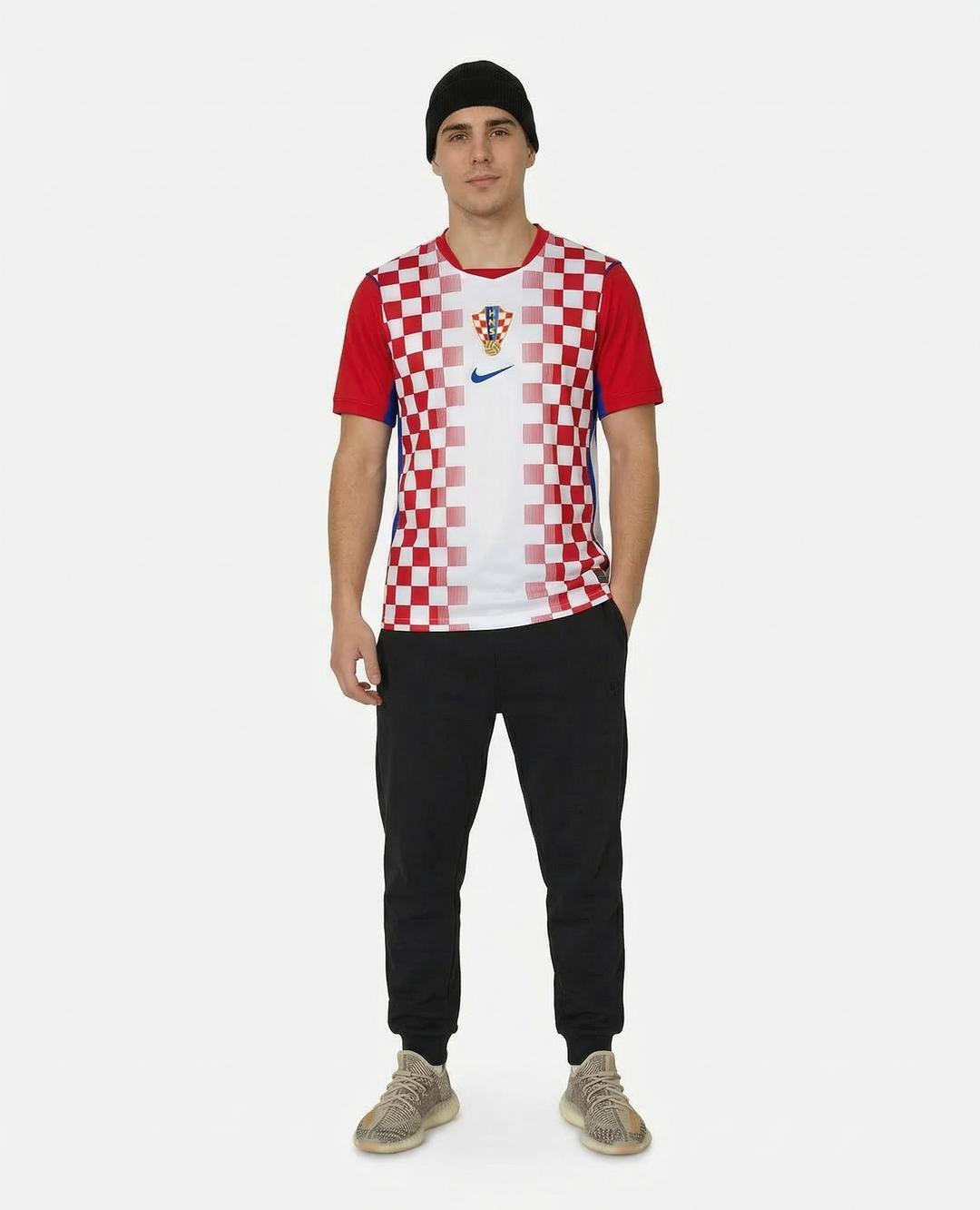 Modelo con camiseta Croacia 2026 detalle completo.