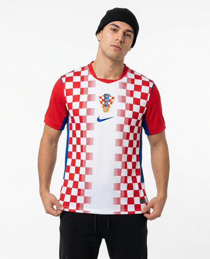 Modelo con camiseta Croacia 2026 detalle completo.