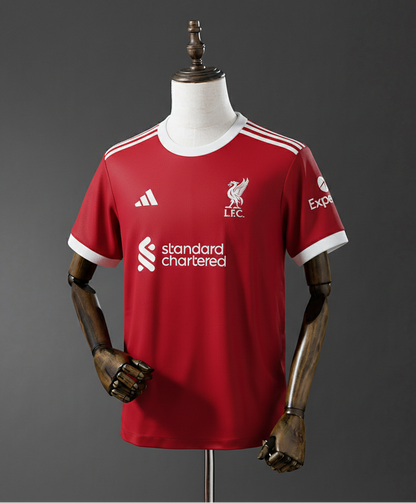 Camiseta Liverpool 2025/26 Local – Vista frontal en color rojo