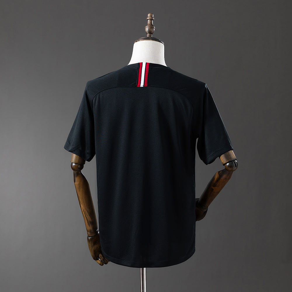 Camiseta PSG 17/18 visitante retro en negro con detalles blancos y escudo bordado.