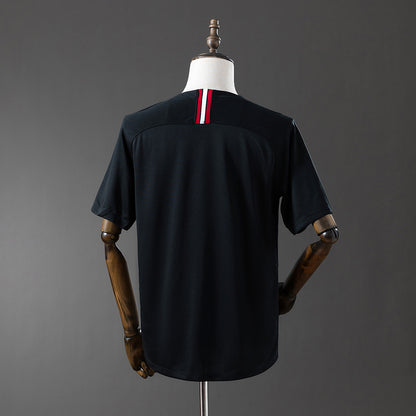 Camiseta PSG 17/18 visitante retro en negro con detalles blancos y escudo bordado.