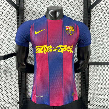 Camiseta FC Barcelona 2025/26 edición especial Cactus Jack en tonos arena y negro con detalles rojos, vista frontal.