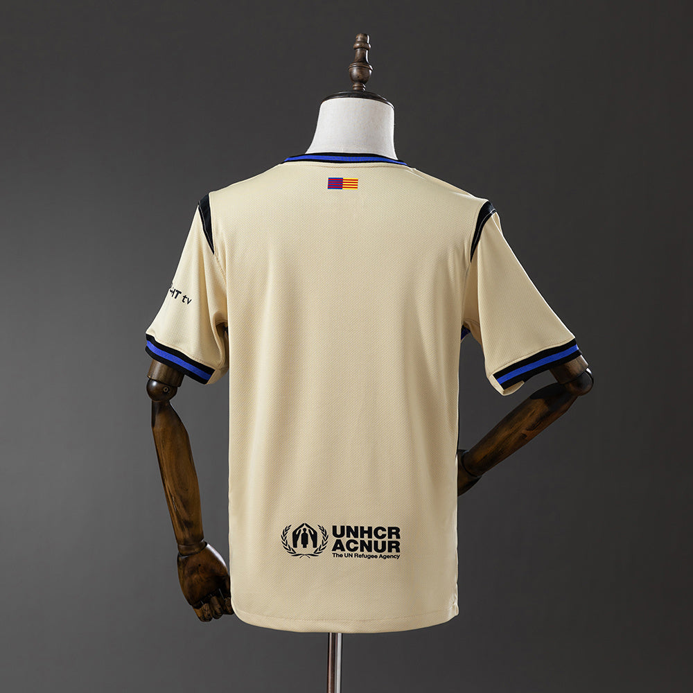 Camiseta FC Barcelona visitante color crema. Vistra trasera.