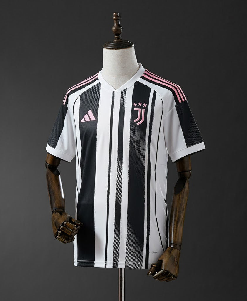 Camiseta Juventus 2026 Local. Vista frontal en blanco y negro